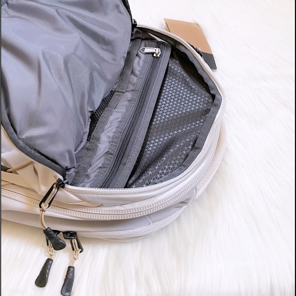 The North Face Unisex Borealis 28 Liter Backpack In Gardenia White - Picture 6 of 9